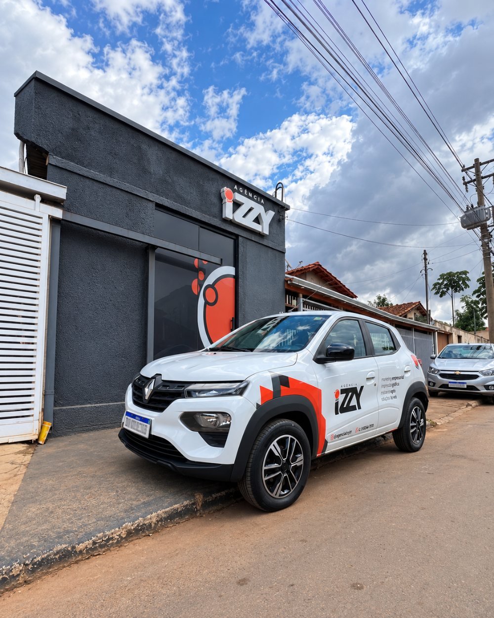 Fachada da Agência Izzy com o carro da agência