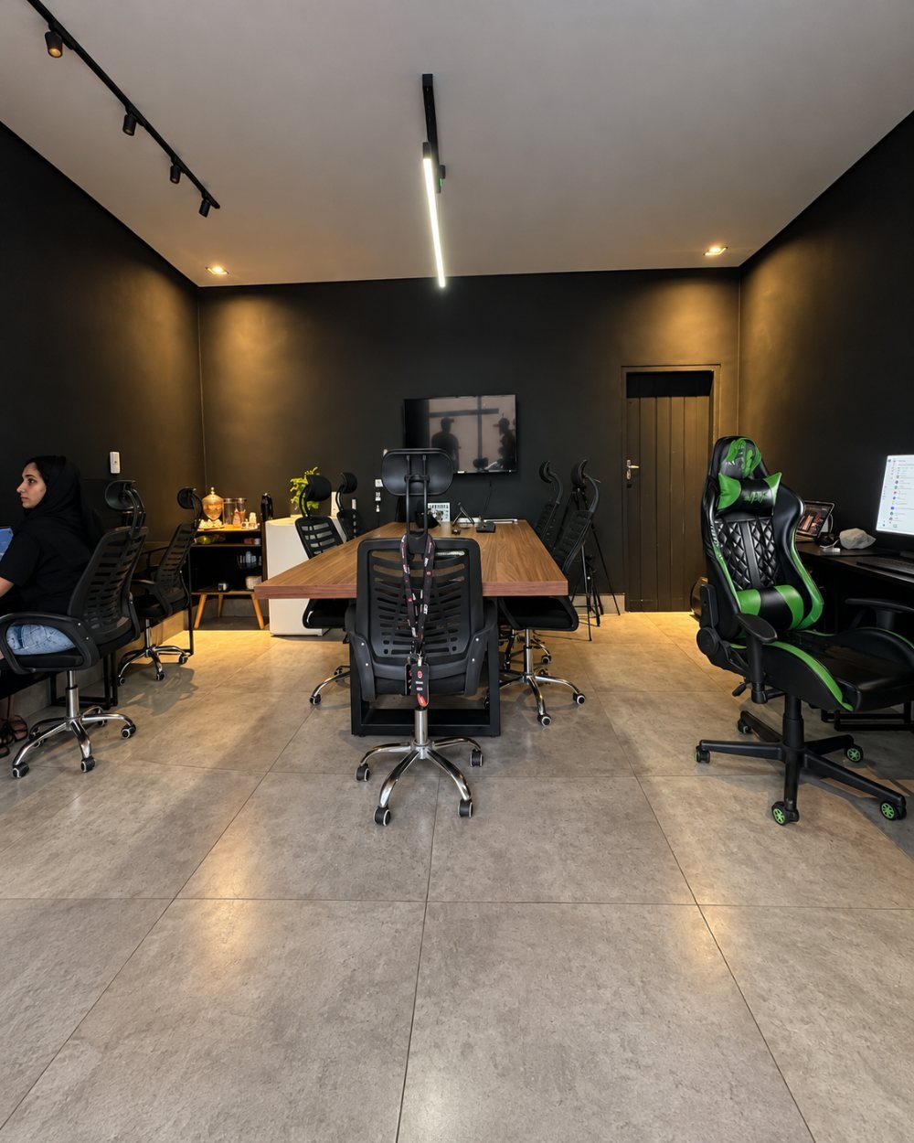 Escritório da Agência Izzy com mesa central