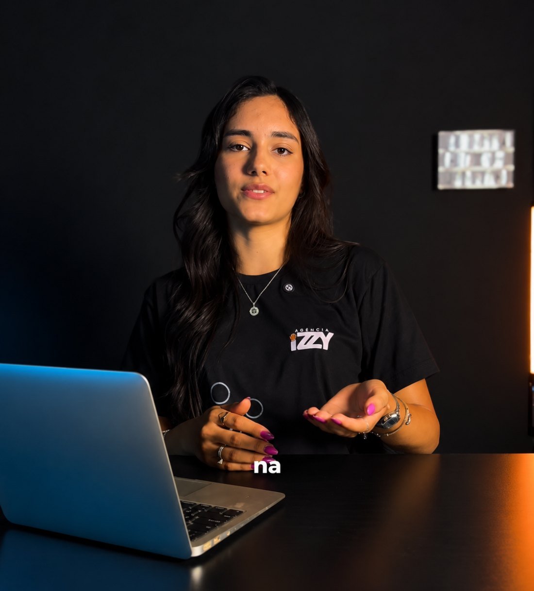 Integrante da Agência Izzy em gravação no estúdio